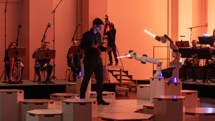 Üç kollu robot orkestra şefi Dresden’de ilk kez sahneye çıktı